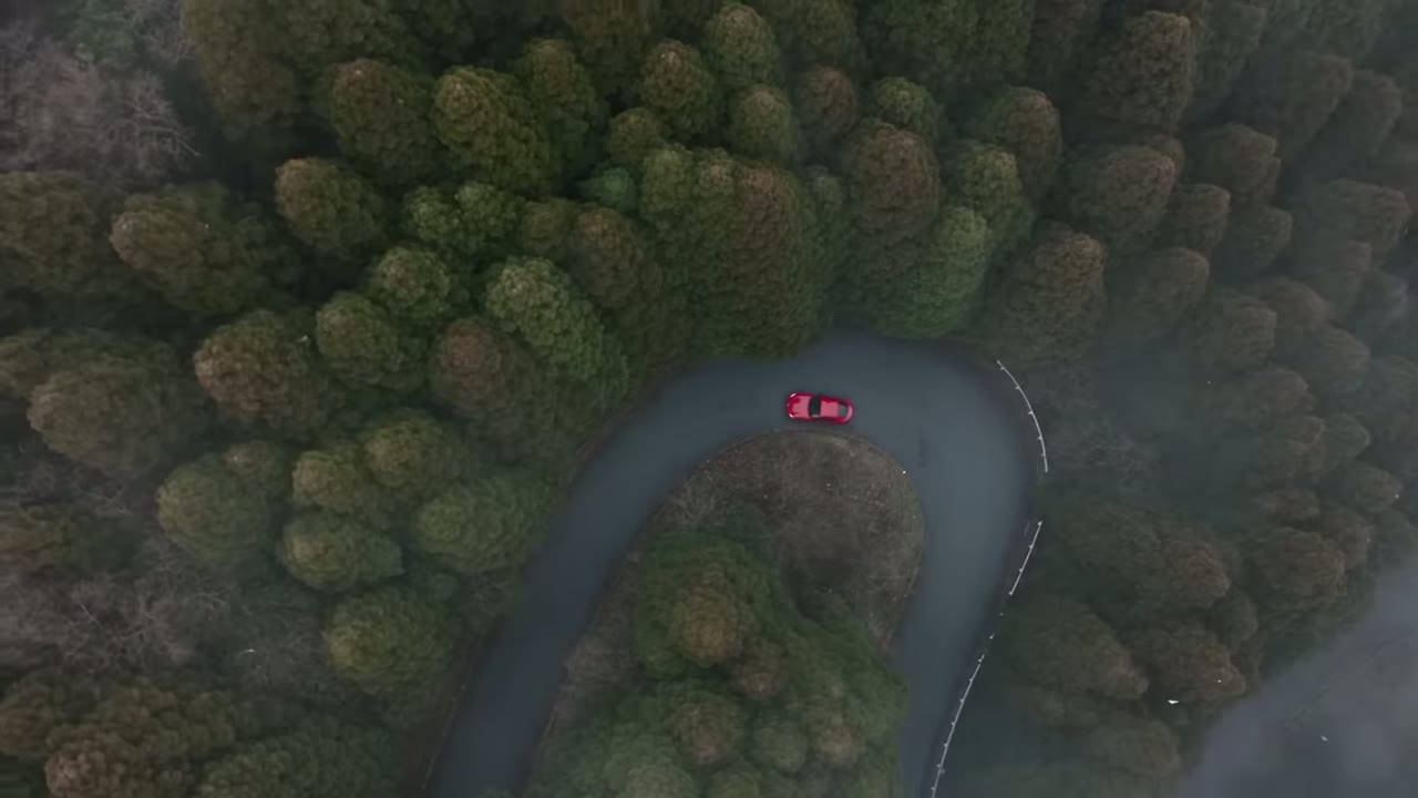 El GR86 en una curva cerrada entre la niebla, visto desde arriba